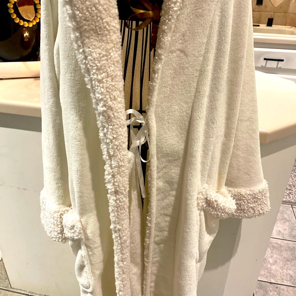 Robe (L) - Picture 4 of 11